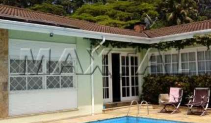 Casa de alto padrão mobiliada, com 3 quartos, suíte, closet, piscina e lazer, no Horto Florestal.