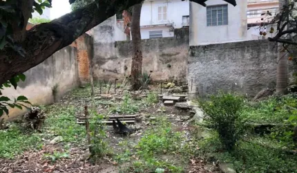 Terreno com uma casa antiga, com 10 metros de frente e 56,45 metros de frente aos fundos.