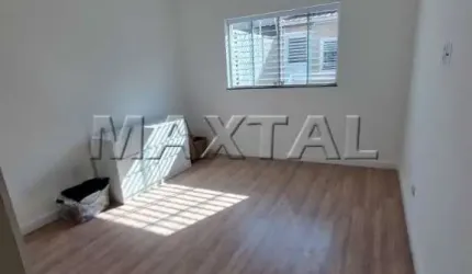 Sobrado com 84m², 2 dormitórios, 2 banheiros, 1 vaga e área de serviço. Em Santa Terezinha