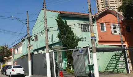 Sobrado à venda com 3 dormitórios sendo 1 suíte e 3 vagas. Com salão no térreo.