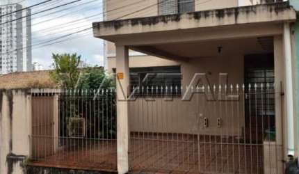 Sobrado à venda com 3 quartos, sendo 1 suíte, sala 2 ambientes e com 2 vagas de garagem.