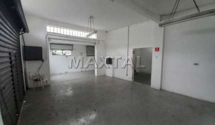 Galpão com área de salão, divisão de 100m², 3 banheiros e 3 escritórios.