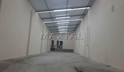 Galpão de  460m², piso superior e inferior, com banheiro, possuindo um galpão em baixo separado.