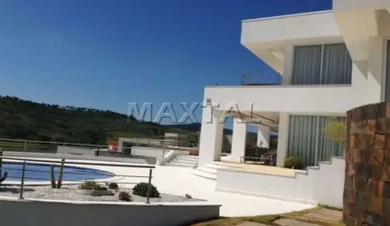 Casa alto padrão de  608m², 4 suítes, 12 vagas, piscina, pé direito alto e Porteira fechada.