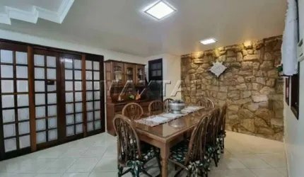 Casa residencial com 3 dormitórios 1 suíte e 3 banheiros , copa e cozinha na Agua Fria.
