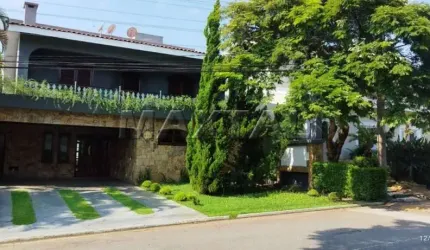 Casa em condomínio com 3 dormitórios, sendo 1 suítes, 6 banheiros, 4 vagas próximo  Centro comercial