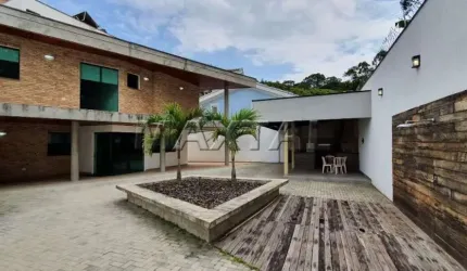 Lindo sobrado com 05 suítes, 01 lavabo, 08 banheiros, 05 vagas de garagem. 460 m².