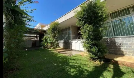 Casa térrea com 296 m² área construída com 4 dormitórios , 3 suítes e 5 vagas.