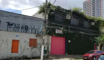 Galpão à venda com 480m², todo em piso de concreto em região comercial da Barra Funda.
