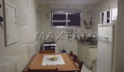 Apartamento com 2 dormitórios, 2 salas, 2 banheiros e vaga de garagem. Em Santana.