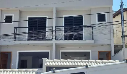 Sobrado novo residencial com 3 dormitórios, sendo 1 suíte, e 4 vagas, na Parada Inglesa, Zona Norte.