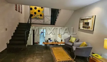Casa com 280m², 3 suítes, 2 salas, 3 vagas, churrasqueira, lareira próximo a Rua Cerro Corá.