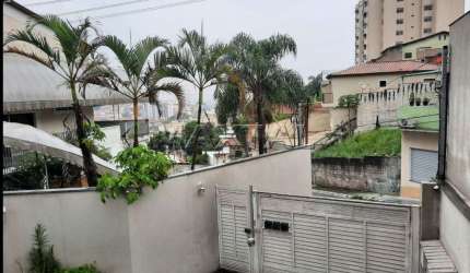 Sobrado em Condomínio fechado com 2 suítes, copa e cozinha, sala para dois ambientes e duas vagas.