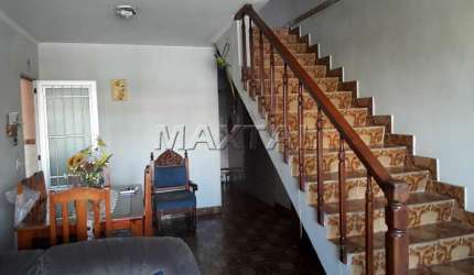 Vende-se sobrado no Lauzane, com 3 dormitórios sendo uma suíte, sala para 2 ambientes e cozinha.