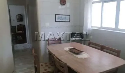 Sobrado com 300m², de 4 dormitórios, com 4 vagas de garagem, em ótima localização.