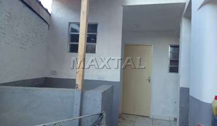 Casa Residencial de fundos 40m² contendo um dormitório, uma cozinha e um banheiro.
