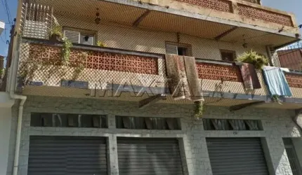 Prédio á venda de 200m², no bairro de Santa Teresinha. Com duas casas e uma loja.