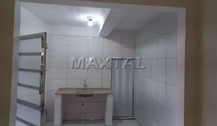 Casa à venda reformada, com 2 quartos, 2 banheiros, sala, cozinha e lavanderia.
