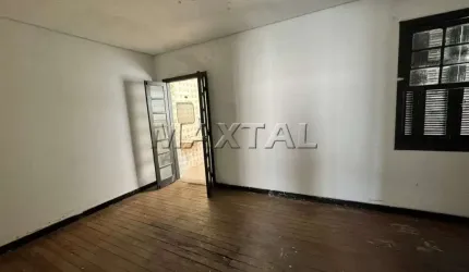 Casa comercial na Rua Doutor Cesar, 447m² de terreno, 320m² de construção, com 2 casas nos fundos.