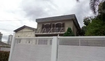 Casa para locação, de 680 m². Com  6 dormitórios , 6 suítes , 3 salas, 14 vagas, 1 banheiro