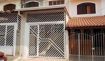 Sobrado em Santana com 120m² contendo 3 dormitórios, 2 banheiros e 1 vaga coberta de garagem.