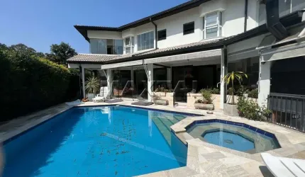 Casa à venda em condominio de luxo na Aldeia da Serra, 3 suítes e piscina, de 499 m².