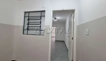 Apartamento reformado com 80m². tendo 2 Quartos, sala, cozinha, banheiro e área de serviço.