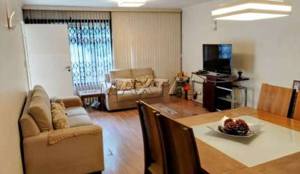 Casa à venda com 190m², 4 quartos com 1 suíte, 3 vagas, 4 banheiros e churrasqueira.