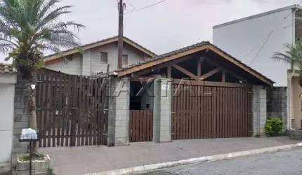 Sobrado com 4 dormitórios, sendo 1 suíte, sala e 3 vagas de garagem, no Jardim Guapira.