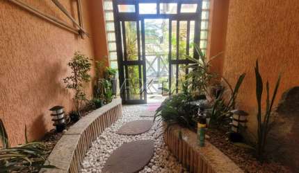 Casa em Vila à venda com 5 dormitórios, sendo 3 suítes, ampla sala e 5 vagas. Em Santana.