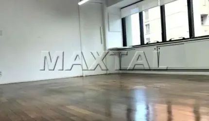 Conjunto comercial à venda, de 62m²; Com 2 banheiros, 2 vagas, cozinha. No Jardins.