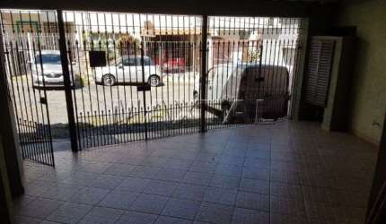 Casa em condomínio fechado com 160m², 3 dormitórios, 1 suíte, closet, sala e 2 vagas.