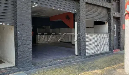 Loja na Avenida Casa Verde, com salão amplo, 2 lavabos, piso frio, copa