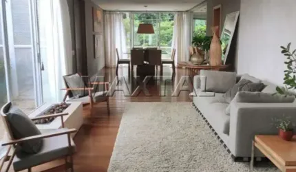 Sobrado no Jardim São Bento, possui, 407m² de área útil, 3 suítes, 8 banheiros, 8 vagas de garagem.