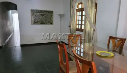 Sobrado todo em piso com 3 dormitórios, 1 suíte, sala de estar e jantar, piscina. 4 vagas.