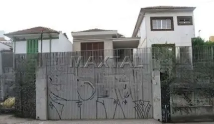 Casa Assobradada com 190m², 3 dormitórios, 4 banheiros e 4 vagas de garagem.