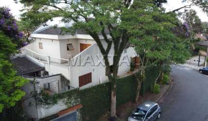 Mansão em condomínio fechado no jardim Leonor, 4 dormitórios, 3 vagas de garagem, de 300m².