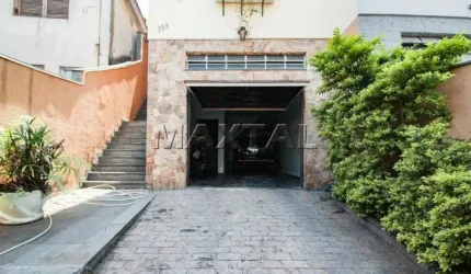 Sobrado à venda de 4 dormitórios, 2 suites, 4 banheiros e 3 vagas de garagem, na Vila Aurora.
