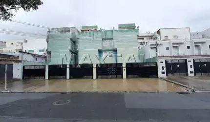 Sobrado em condomínio fechado, dois dormitórios, uma suíte, sala, cozinha, solarium e vaga livre.
