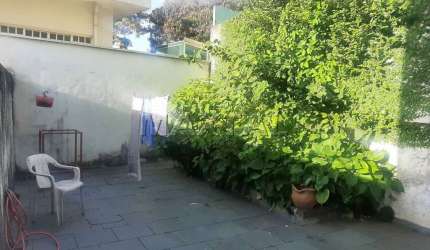 Sobrado de 132m², 2 casas, 2 dormitórios, 1 sala, 1 cozinha, 2 banheiros e 1 vaga.