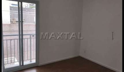 Apartamento de Condomínio, 47m², 2 dormitórios, 1 sala, 1 banheiro, área de serviço e varanda.