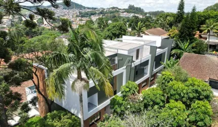 Casa à venda no Jardim Floresta. De 350 m², 4 suítes, 6 banheiros e Piscina.