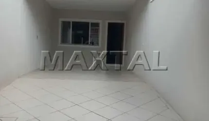 Casa assobradada de 216m², 3 quartos, 3 suítes, 1 closet, sala, cozinha, lavabo e 2 vagas.