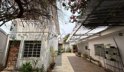 Sobrado, 2 quartos, sala, cozinha, banheiro. Casa Térrea ,1 quarto, sala, cozinha e 9 vagas.