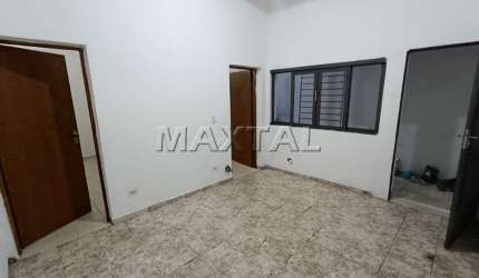Casa com 70m², 2 dormitórios, sala, cozinha, banheiro e área de serviço.