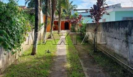 Casa térrea à venda de 60m², com 2 quartos e localizada apenas a 200 metros da praia.
