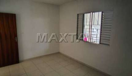 Casa térrea em Carandiru, com 1 dormitório, sala, cozinha, banheiro e lavanderia.