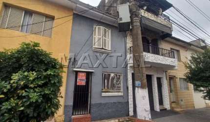 Sobrado à venda com aproximados 60m² com 2 dormitórios com quintal nos fundos, no bairro Ipiranga.