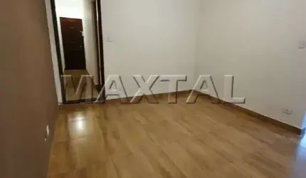 Apartamento na General Ataliba Leonel, 2 quartos, área de serviço, quintal, no térreo.