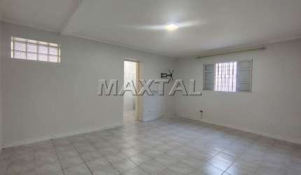 Casa térrea para locação, com 2 dormitórios sendo uma suíte, no Chora Menino.